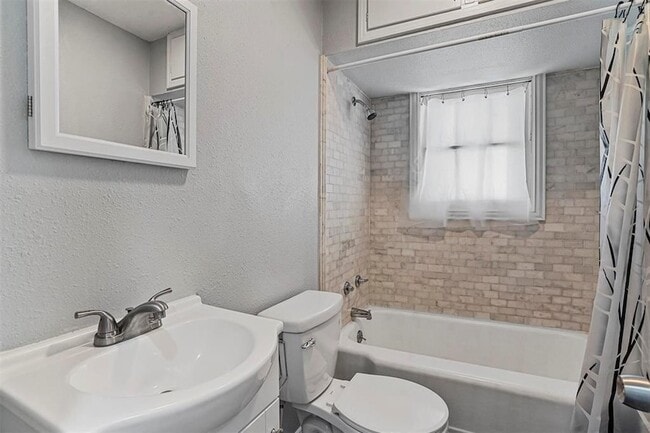 Building Photo - 210 W Willingham St