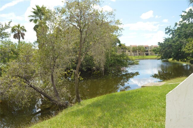 Building Photo - 303 Racquet Club Rd