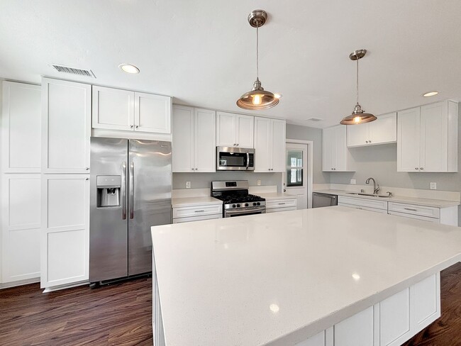 Building Photo - Beautiful 4BD/3BA House in Clairemont W/ A...