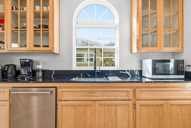 Building Photo - 3407 N Mountain View Dr