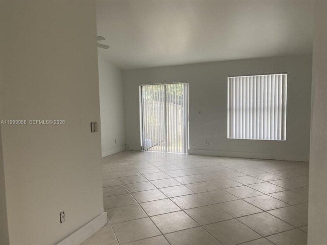 Building Photo - Southeast 8th Street, Hallandale Beach, FL 33009 - 2 BR 2 BA townhouse