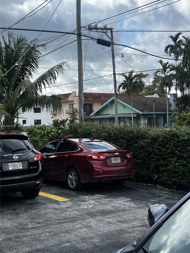 Building Photo - 619 SW 11th Ave