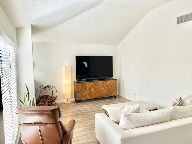 Building Photo - 6713 E Kelton Ln