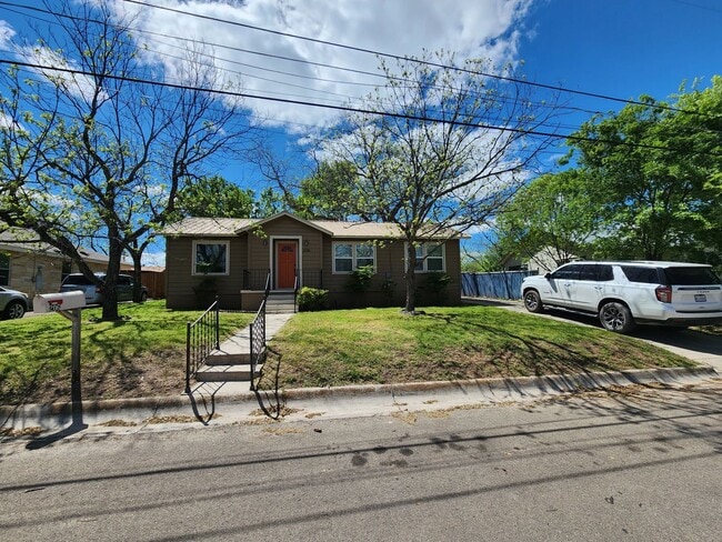 Building Photo - 3/1 Charmer in West Lampasas