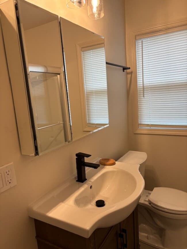 Building Photo - Charming House Close to Downtown