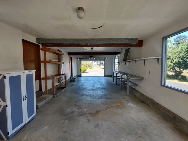 Building Photo - Large 2+ bedroom 2.5 bath home with large ...