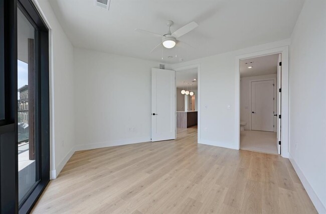 Building Photo - 1701 Simond Ave