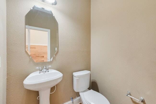 Building Photo - Luxury 3 Bedroom Townhome
