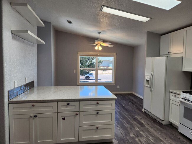 Building Photo - Stunning 3 bed / 2 bath Solar Home in Desi...
