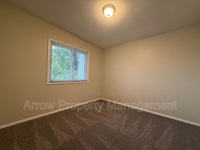 Building Photo - 526 S 25th St