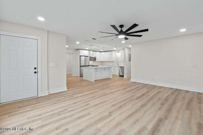 Building Photo - 10856 Hawaii Dr S