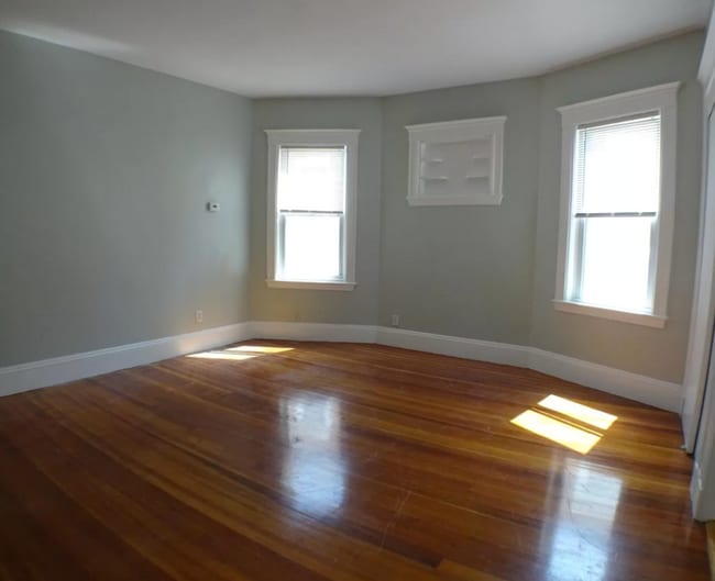 Building Photo - 102 Saxton St