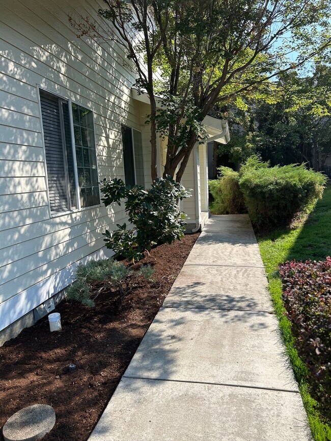 Building Photo - 1923 NE Derek Dr