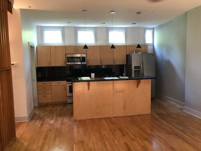 Building Photo - 622 W Main St