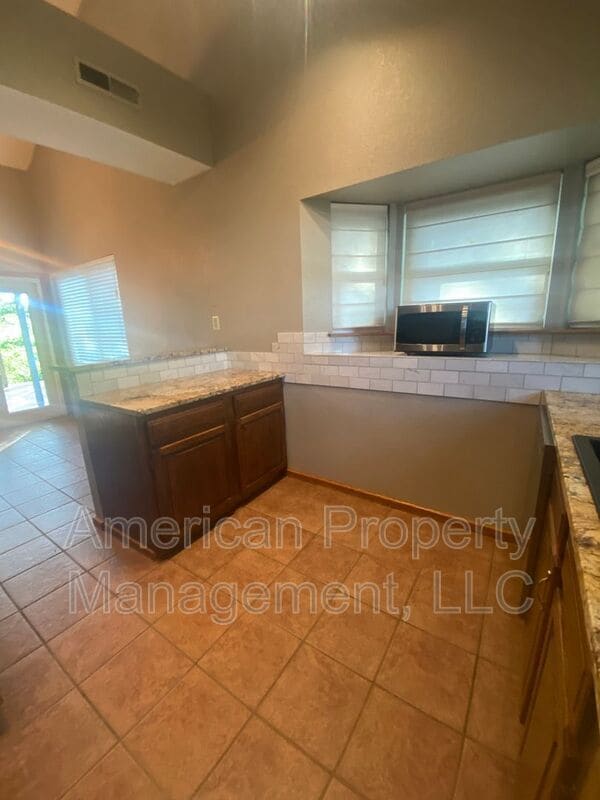 Building Photo - 4729 S Ironwood Ave