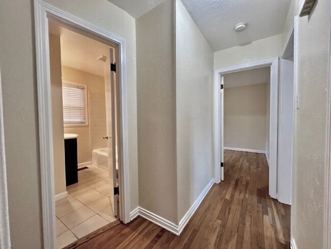 Building Photo - ADORABLE TWO BED IN HILLSIDE NEIGHBORHOOD!
