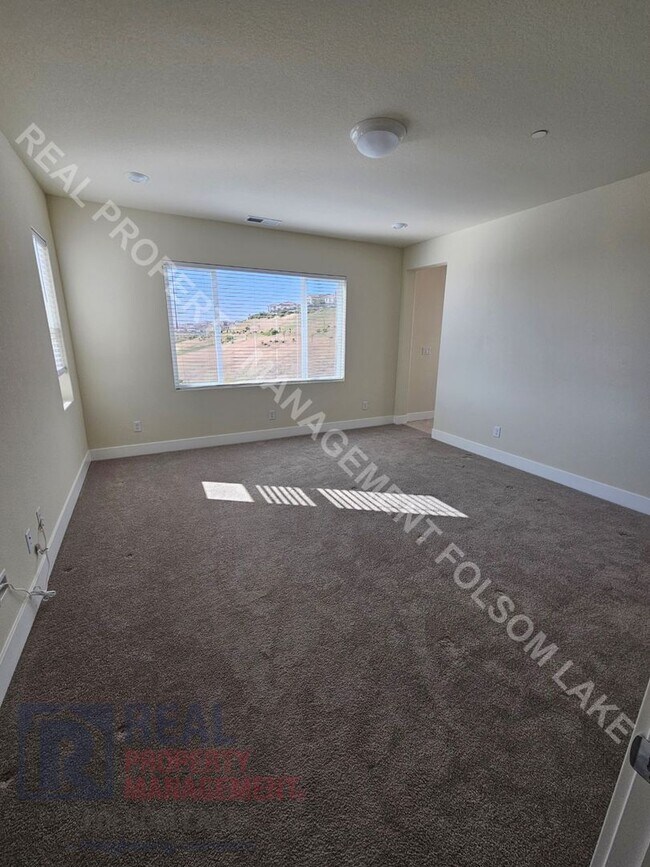 Building Photo - Available Now! 5 Bedroom 4.5 Bath at Russe...