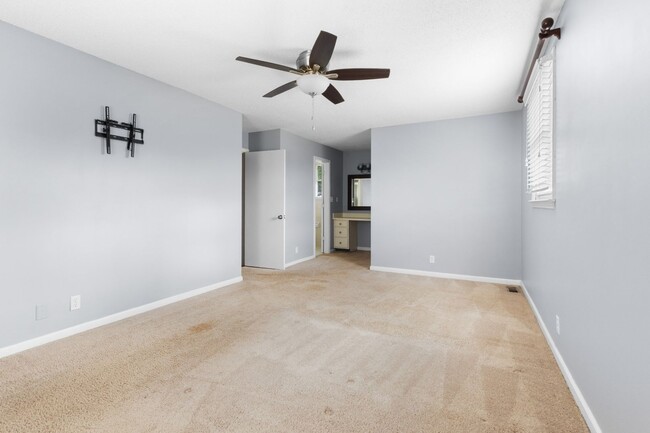 Building Photo - 2560 Memorial Dr