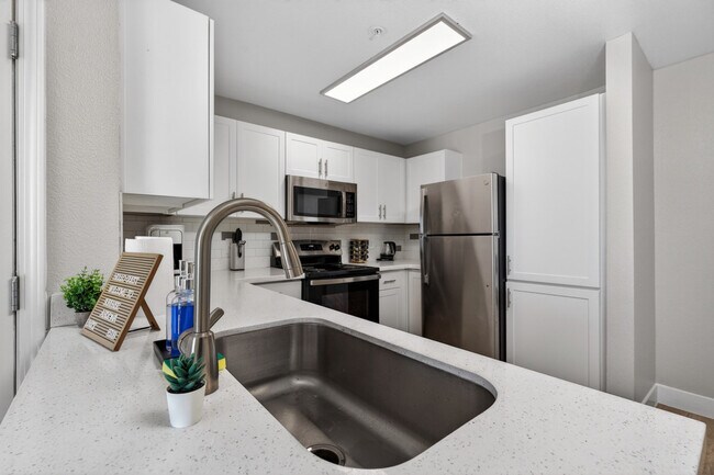 Building Photo - 15164 N 140th Dr