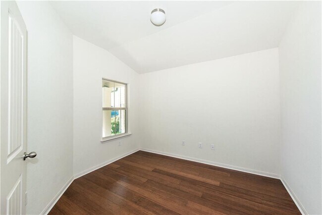 Building Photo - 708 Pinnacle Dr