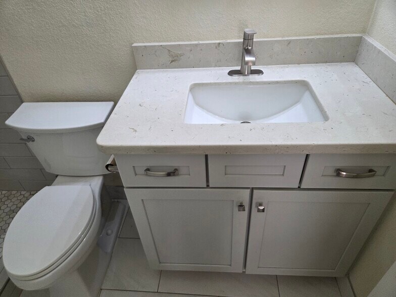 Guest Bath - 6411 W Adobe Dr