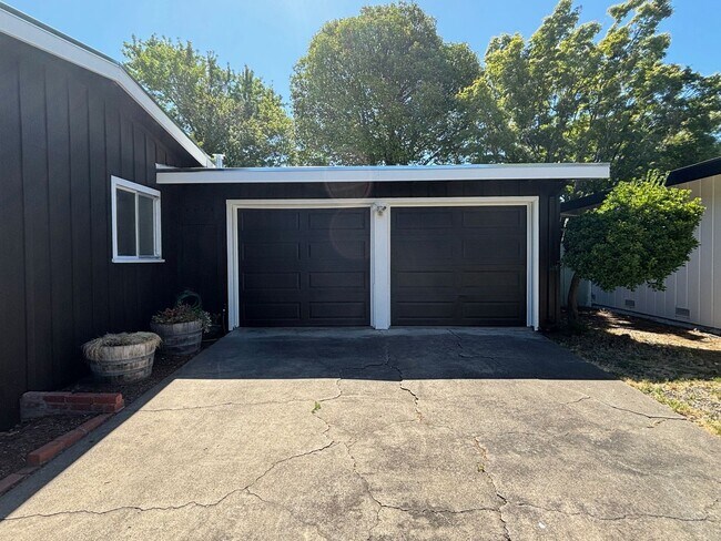 Building Photo - 2 Bedroom 1 Bathroom located in Santa Rosa...