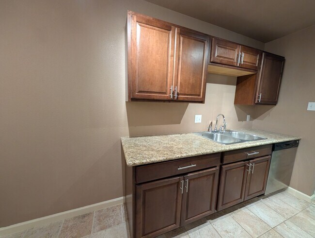 Building Photo - 2/2 Condo on Lake McQueeny / Waterfront Condos / Boat Slip / Fridge, Washer, Dryer Included / Com...