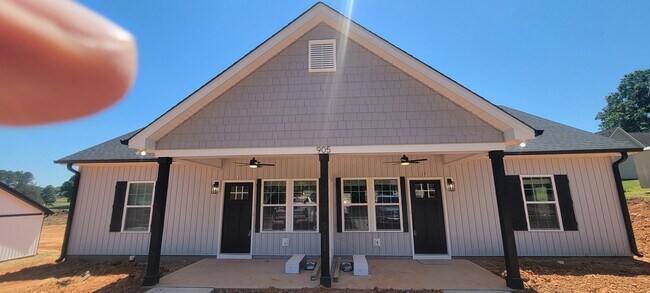 Building Photo - 905 W Chestnut Ext