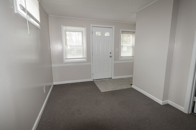 Building Photo - 4 Bed 2 Bath House on East Campus