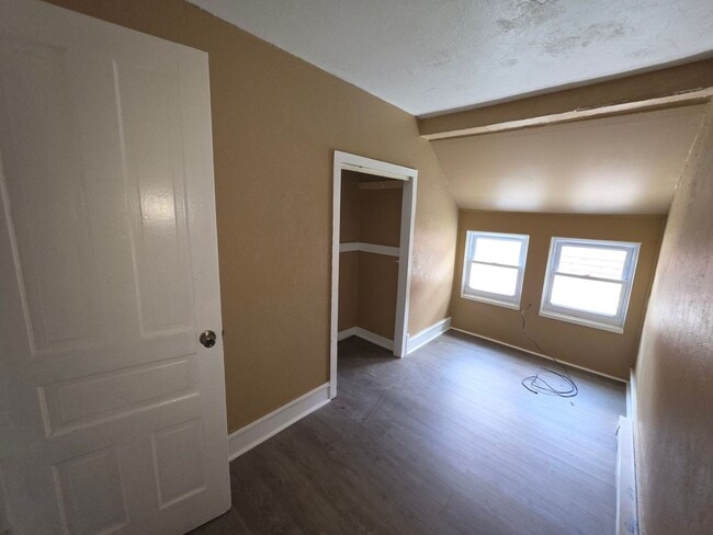 Building Photo - 933 S Greenlawn Ave