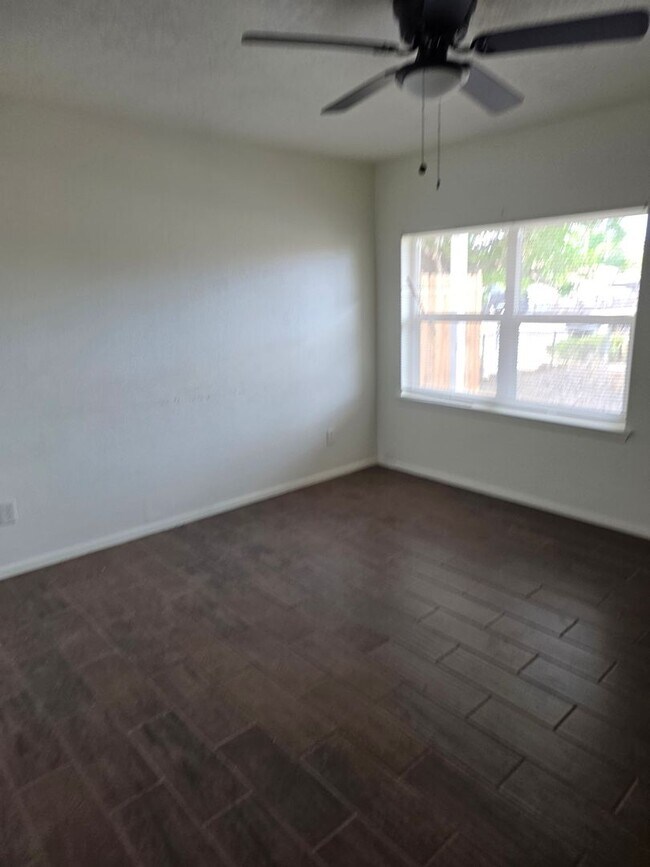Building Photo - Close in West Side 2 bedroom 1.75/ba 1/cg