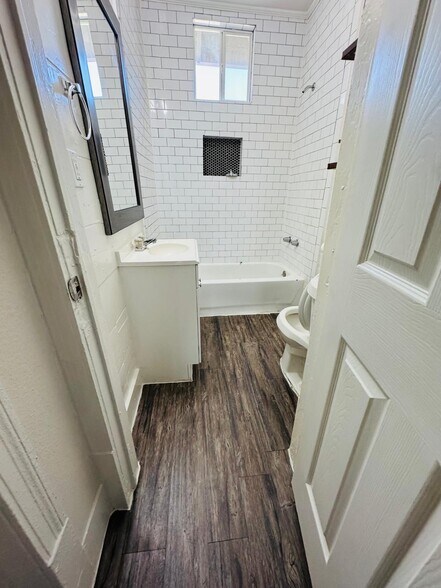 Building Photo - 1133 W Lynwood Ave