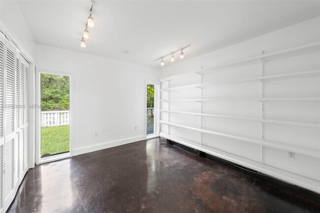 Building Photo - 5600 Oakwood Ln