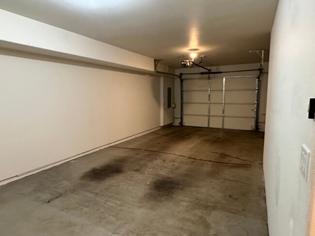 Building Photo - Top Floor 2 Bed, 2 Bath Townhome