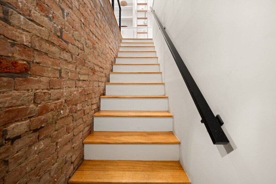 Building Photo - 2 Hust Alley