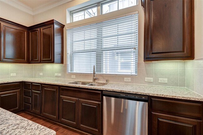 Building Photo - 720 N Shepherd Dr