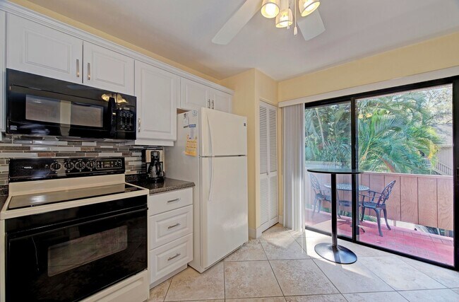 Building Photo - CHARMING PELICAN COVE CONDO!