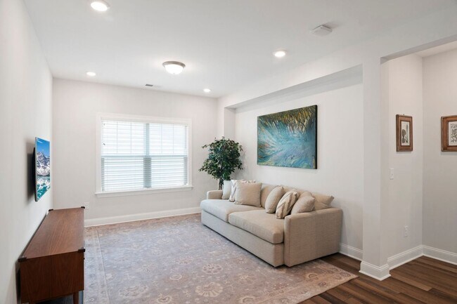 Building Photo - Chapel Hill 5 Bedroom/ 3 bath Home Gourmet Kitchen Fireplace and Fenced yard!