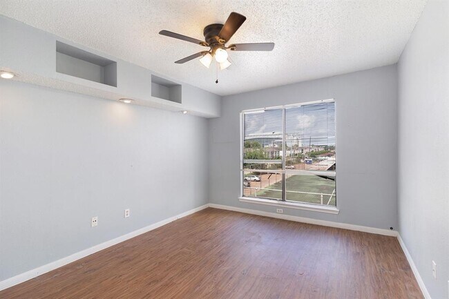 Building Photo - 2826 S Bartell Dr