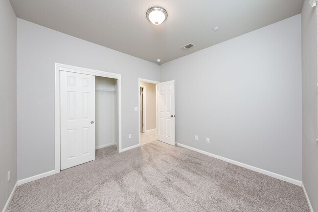 Building Photo - Beautiful 4-Bedroom Home with Office in Cl...