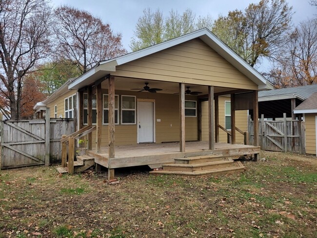 Building Photo - 2 Bedroom, 2 Bathroom! Huge Shop building ...