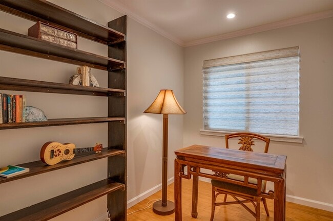 Building Photo - 912 N Niheu Pl