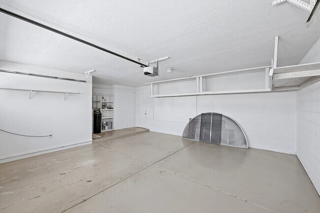 Building Photo - SPARKLING PRIVATE POOL, BEAUTIFUL HOME, UNBEATABLE LOCATION!