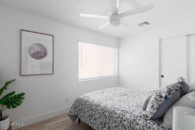 Building Photo - 7834 E Glenrosa Ave