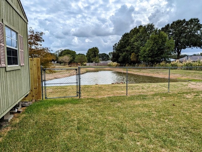 Building Photo - Updated 3/2 in Scott with Country Views!