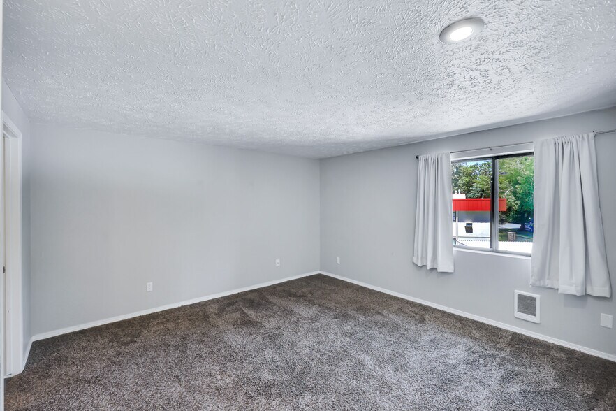 Primary bedroom - 162 S Coeur Dalene St