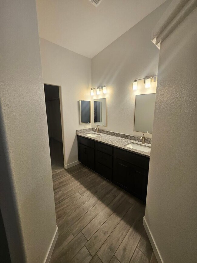Building Photo - Los Lagos 3 Bed Room Home with Lake Views