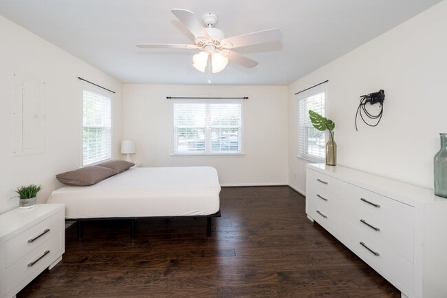 Building Photo - Immaculate 3 bedroom 2 bath bungalow at Oc...