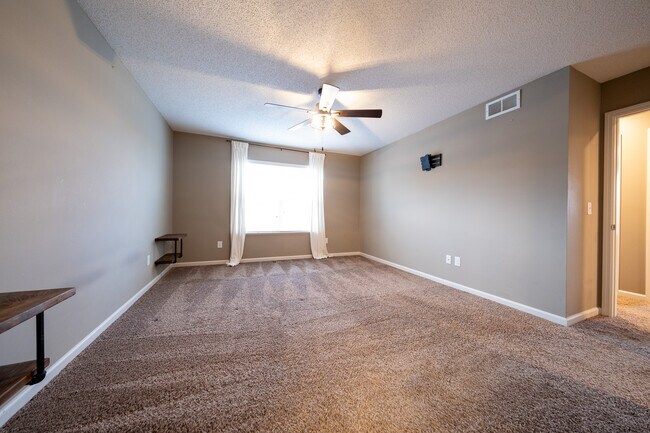 Building Photo - 15141 Emory Cir