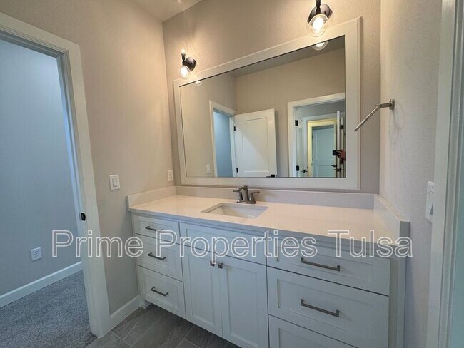 Building Photo - 1102 E Delmar Pl